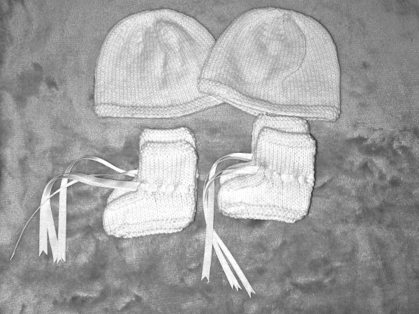knitting pattern for a baby basic beanie hat and bootees